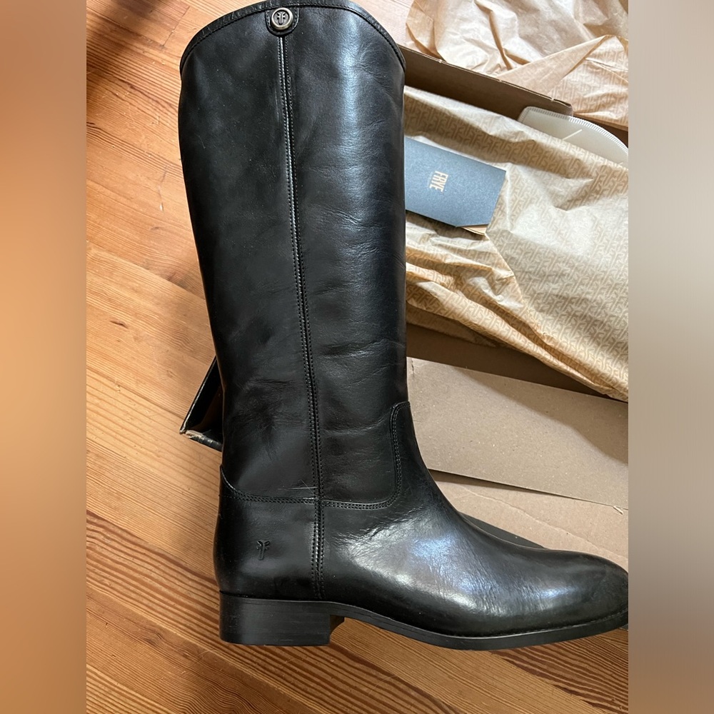 BRAND NEW IN BOX FRYE MELISSA BUTTON 2
